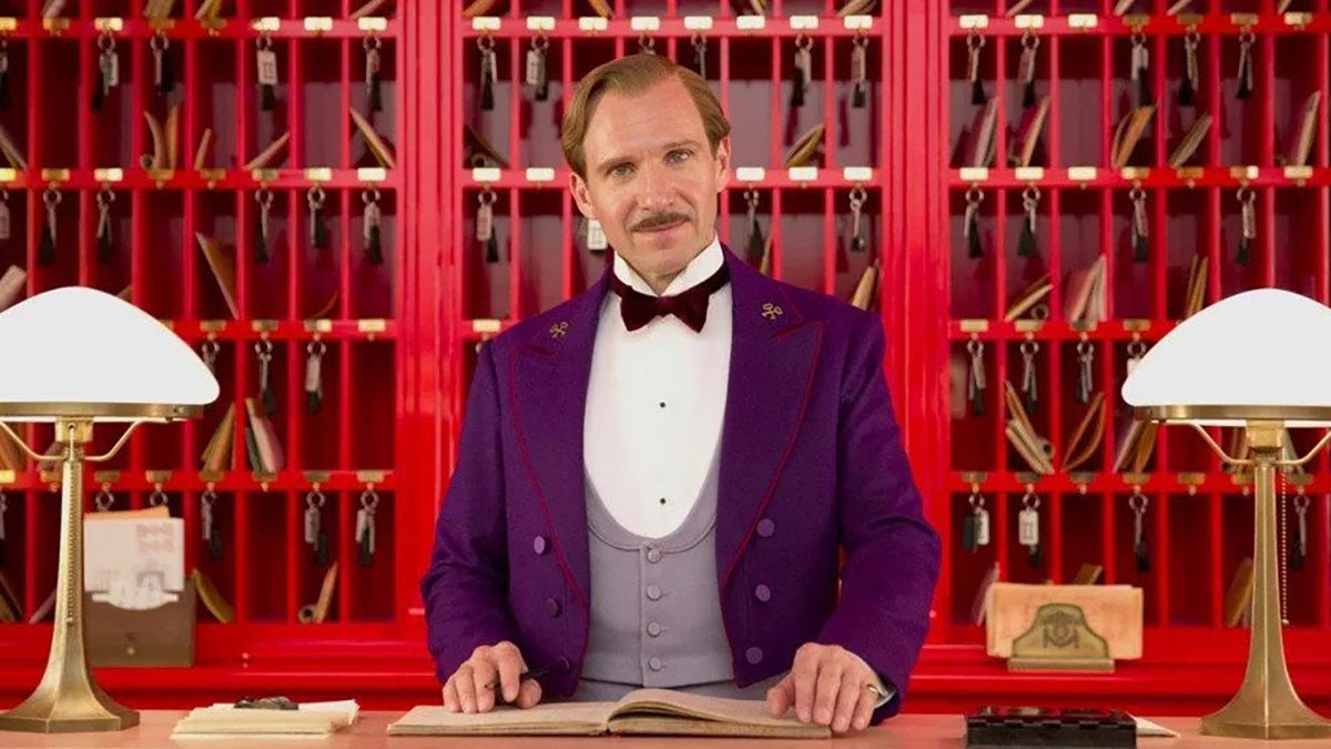 Đối xứng trong từng chi tiết nhỏ. Nguồn: The Grand Budapest Hotel Đối xứng trong từng chi tiết nhỏ. Nguồn: The Grand Budapest Hotel