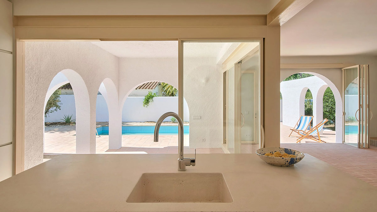 Không gian trắng xanh đặc trưng của phong cách Địa Trung Hải. Nguồn: dezeen Không gian trắng xanh đặc trưng của phong cách Địa Trung Hải. Nguồn: dezeen