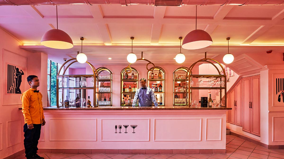 Quán bar Pink Zebra với nhiều loại đèn trần khác nhau. Nguồn: design-milk Quán bar Pink Zebra với nhiều loại đèn trần khác nhau. Nguồn: design-milk